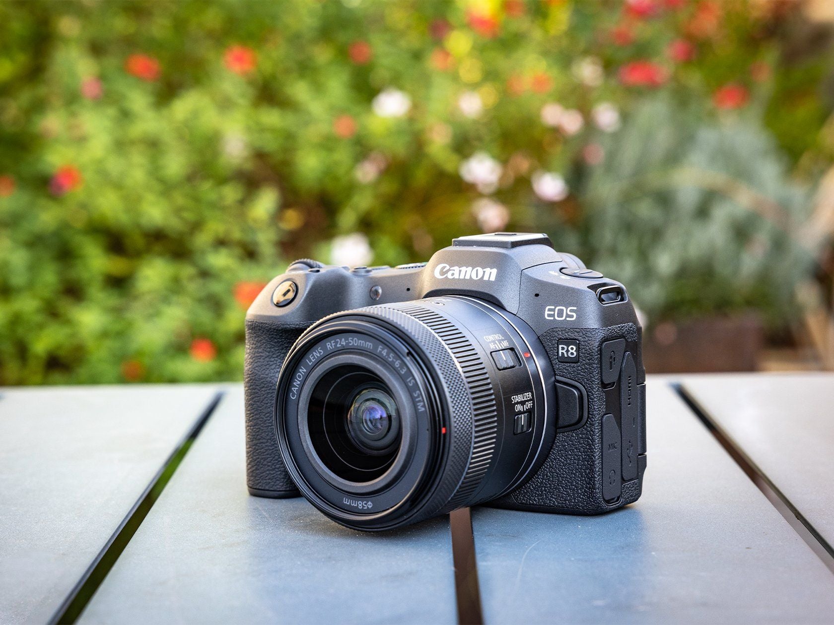 Cámara Canon Mirrorless EOS R8 Con Lente 24-50 STM