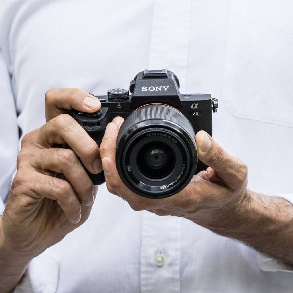 Cámara Full Frame Sony A7 III con Lente Zoom 28–70 mm (2ª Generación)