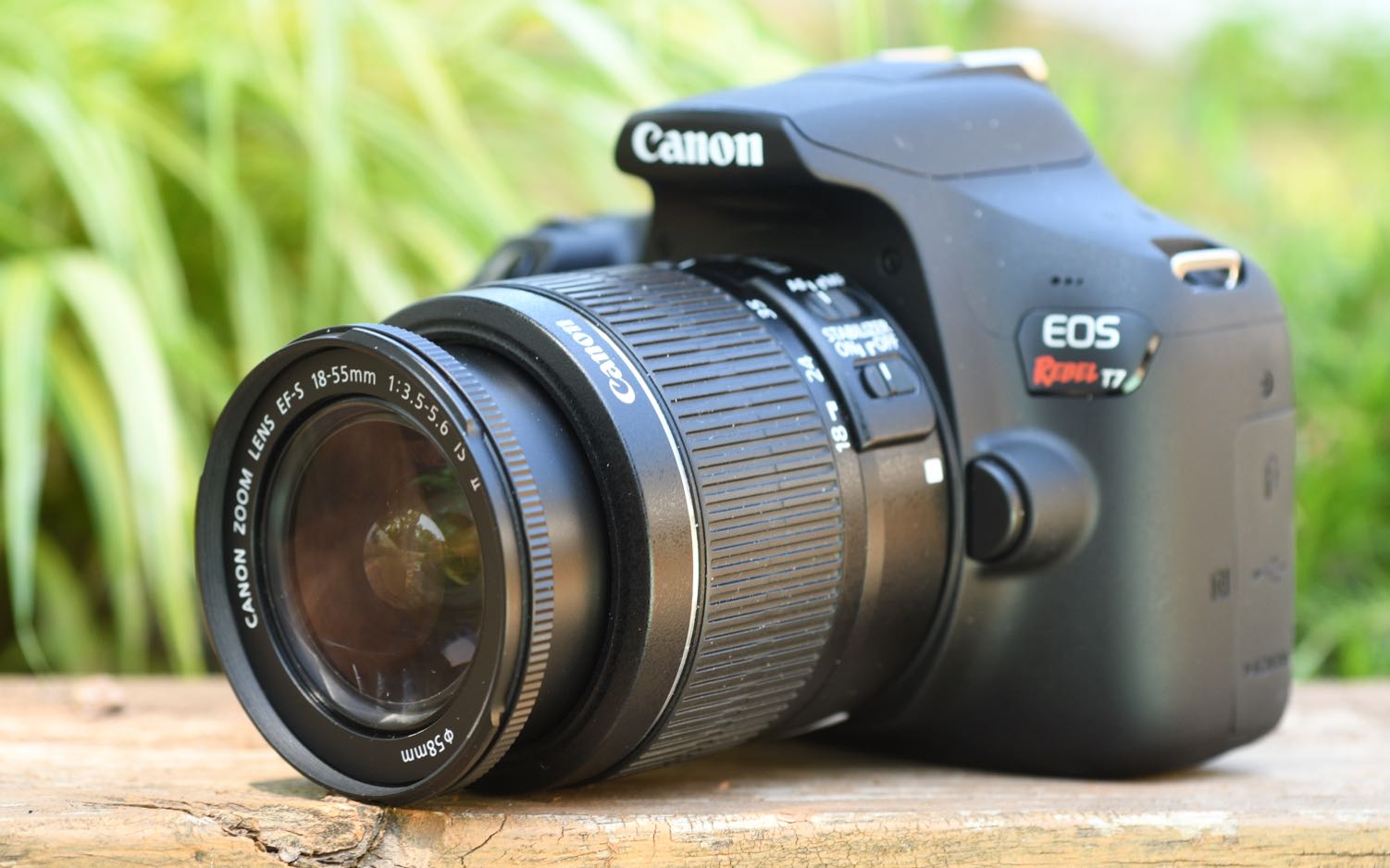 Canon Rebel T7 + Lente EF-S 18-55mm F/3.5-5.6 IS II